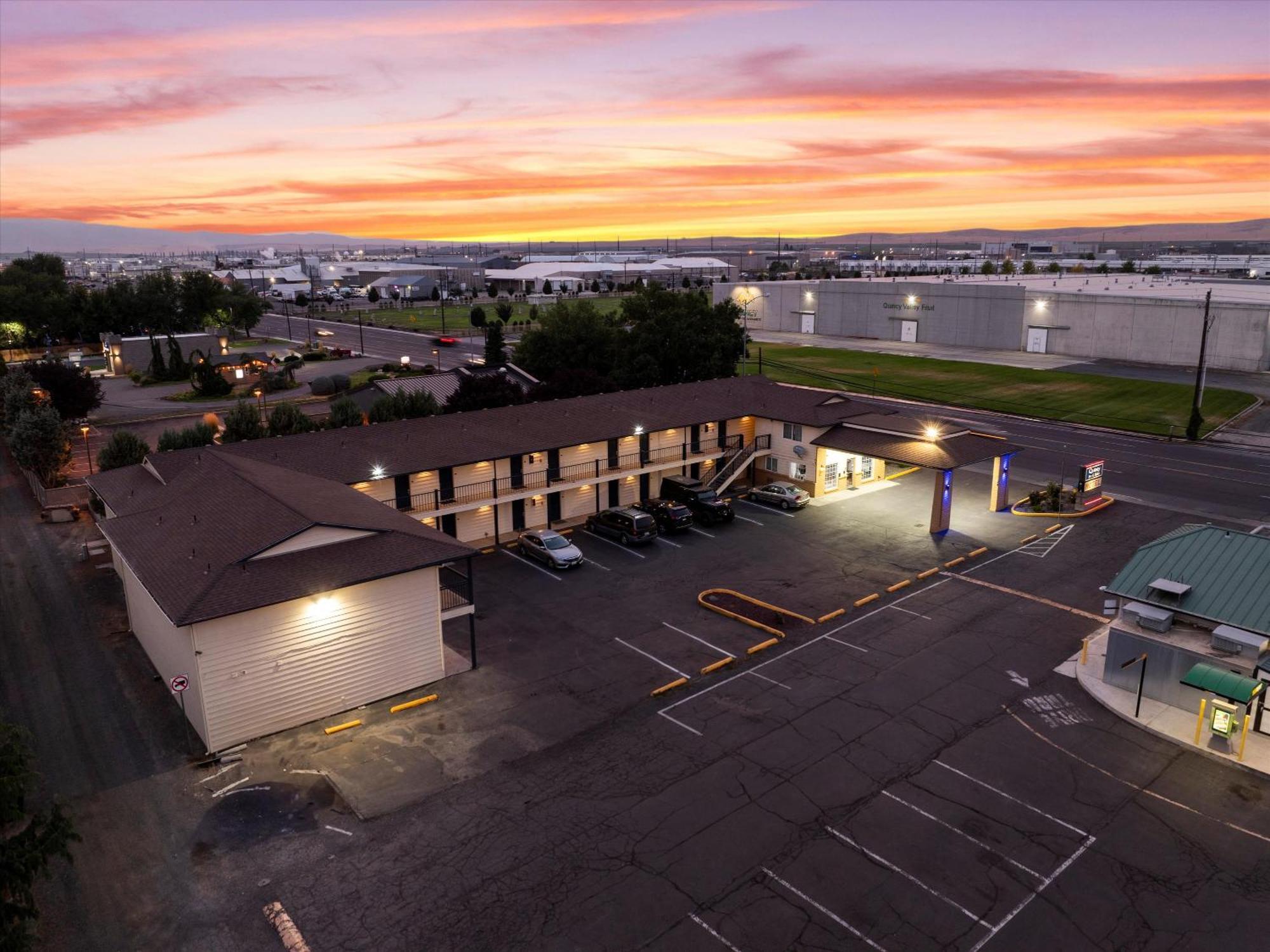 Quincy Inn And Suites Esterno foto